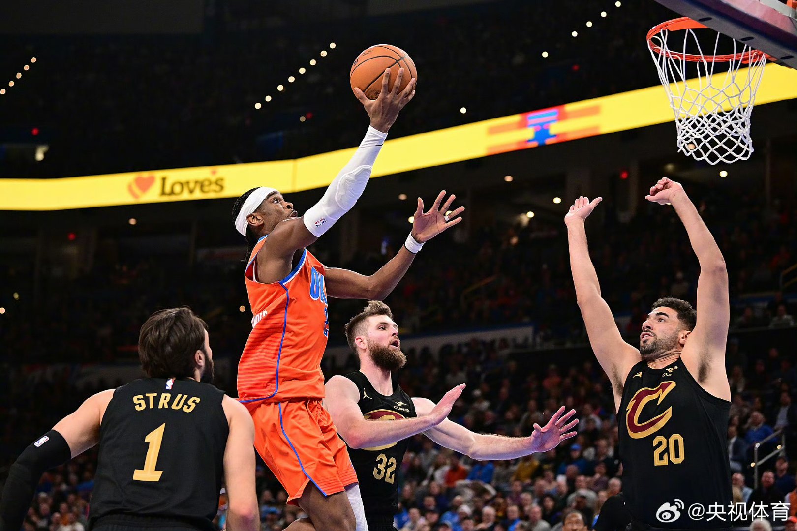 马刺鏖战雷霆,拉文带队取胜 马刺鏖战雷霆,拉文带队取胜