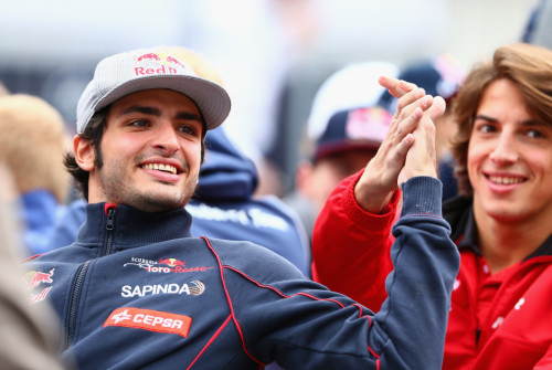 红牛二队完胜梅赛德斯，塞恩斯点燃赛场