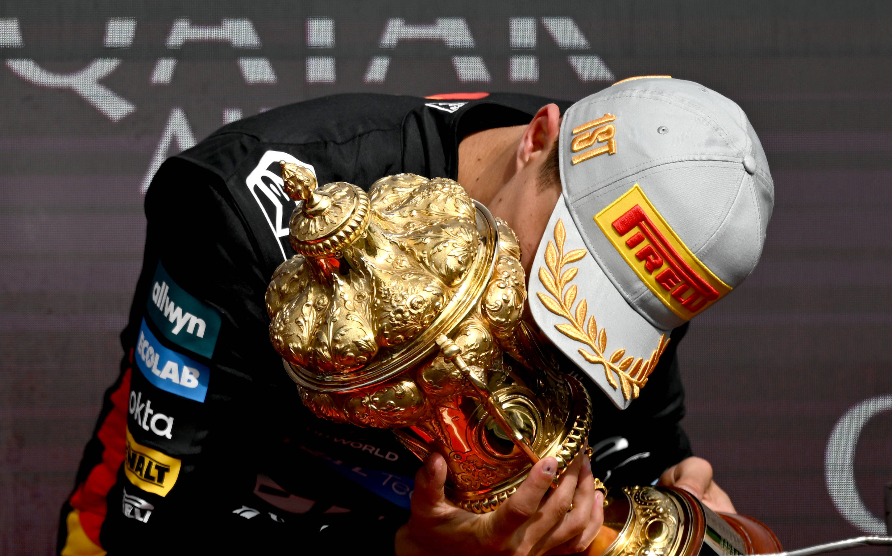 雷诺车队横扫索伯车队，皮亚斯特里高光表现