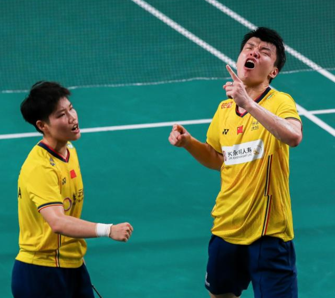 印尼队鏖战泰国队，黄鸭组合统治全场