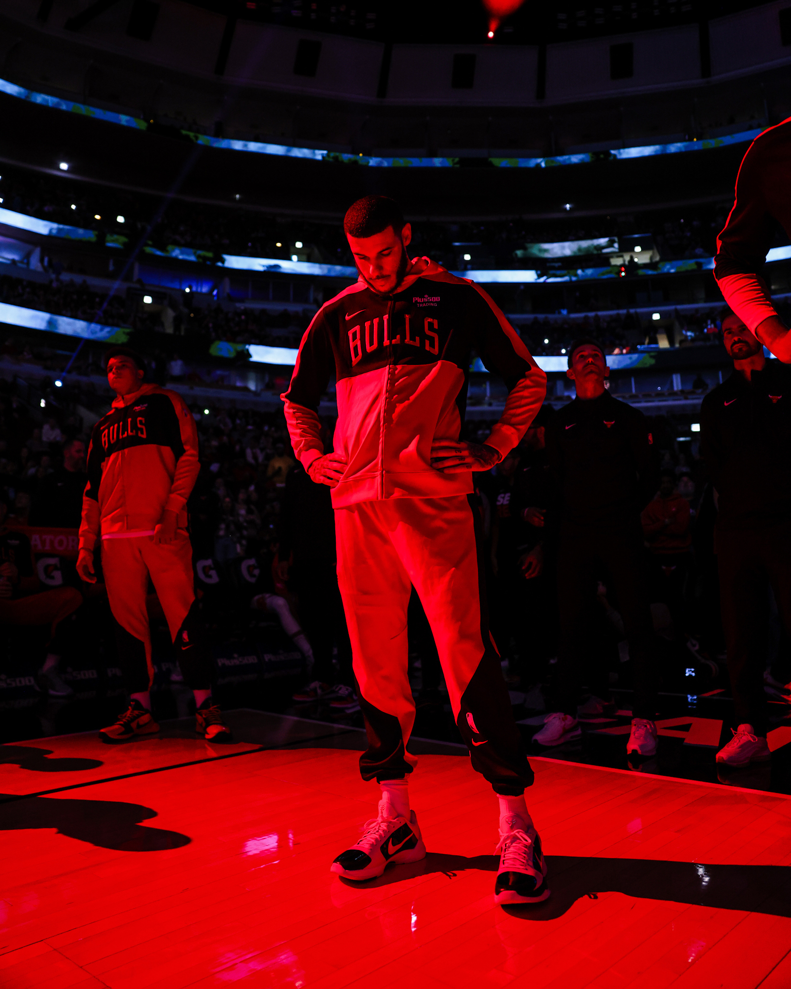 篮球联赛季后赛精彩连连，观众目不暇接