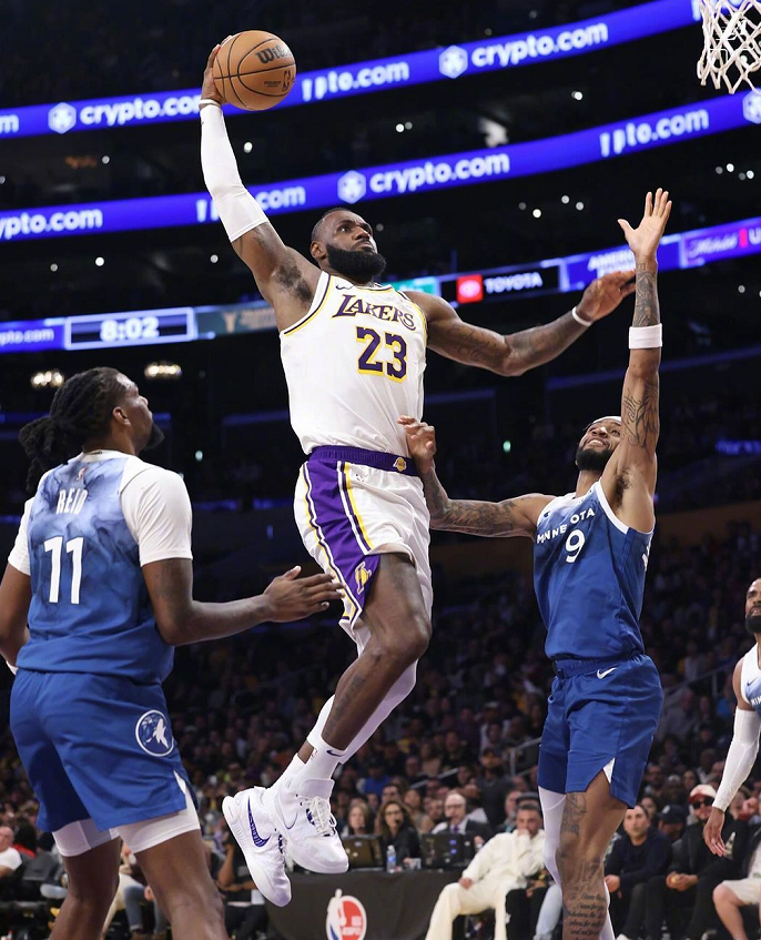 湖人险胜山东队，浓眉哥统治全场