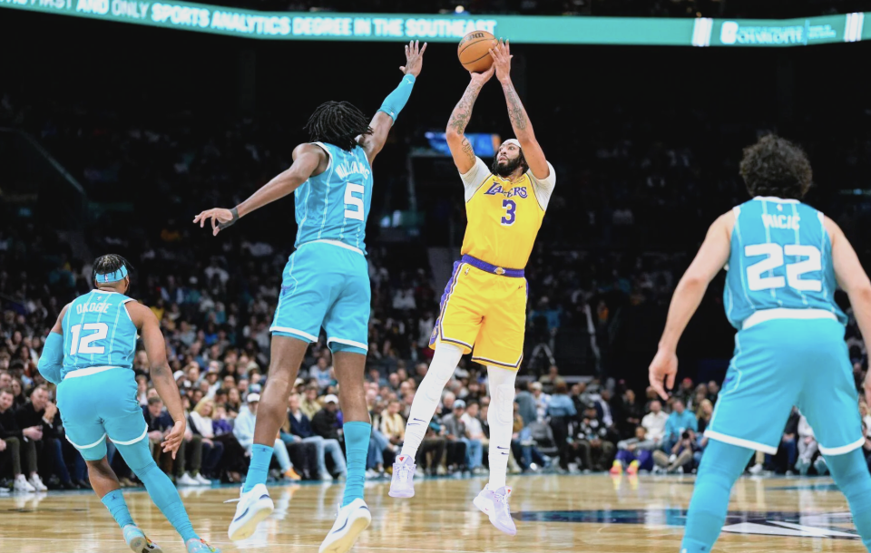 湖人险胜山东队，浓眉哥统治全场