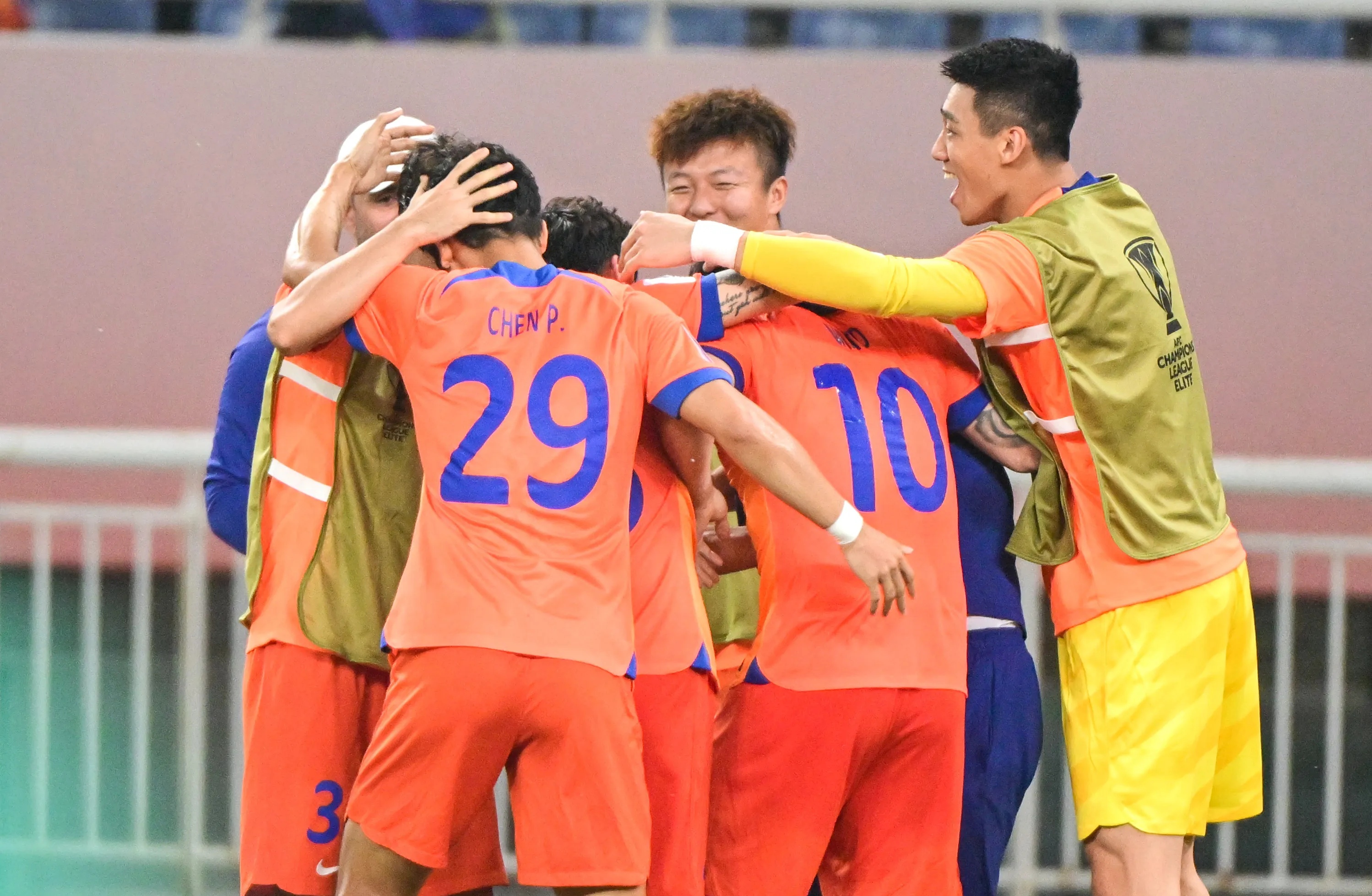 足坛焦点战，球队势不可挡冲入三强