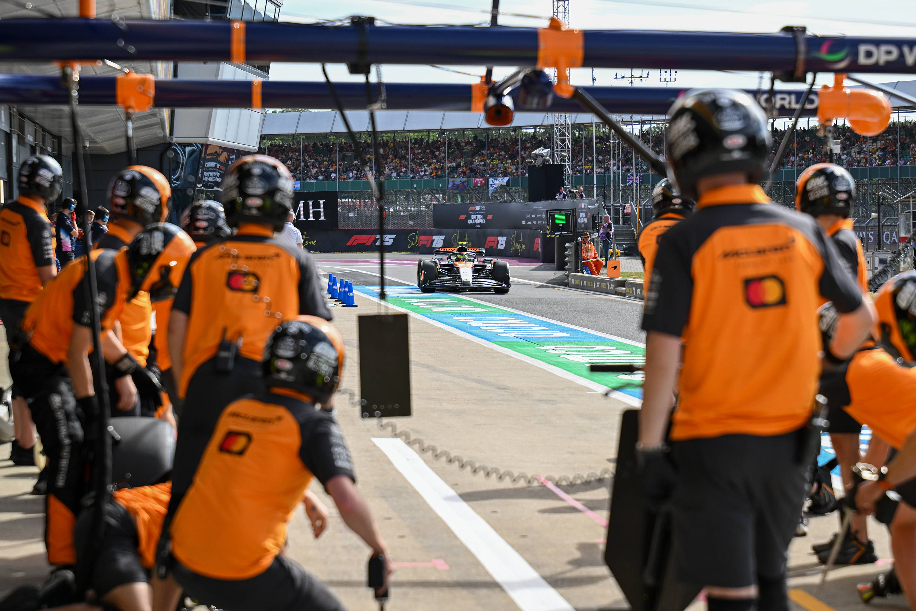 雷诺车队力克红牛二队，诺里斯惊艳四座