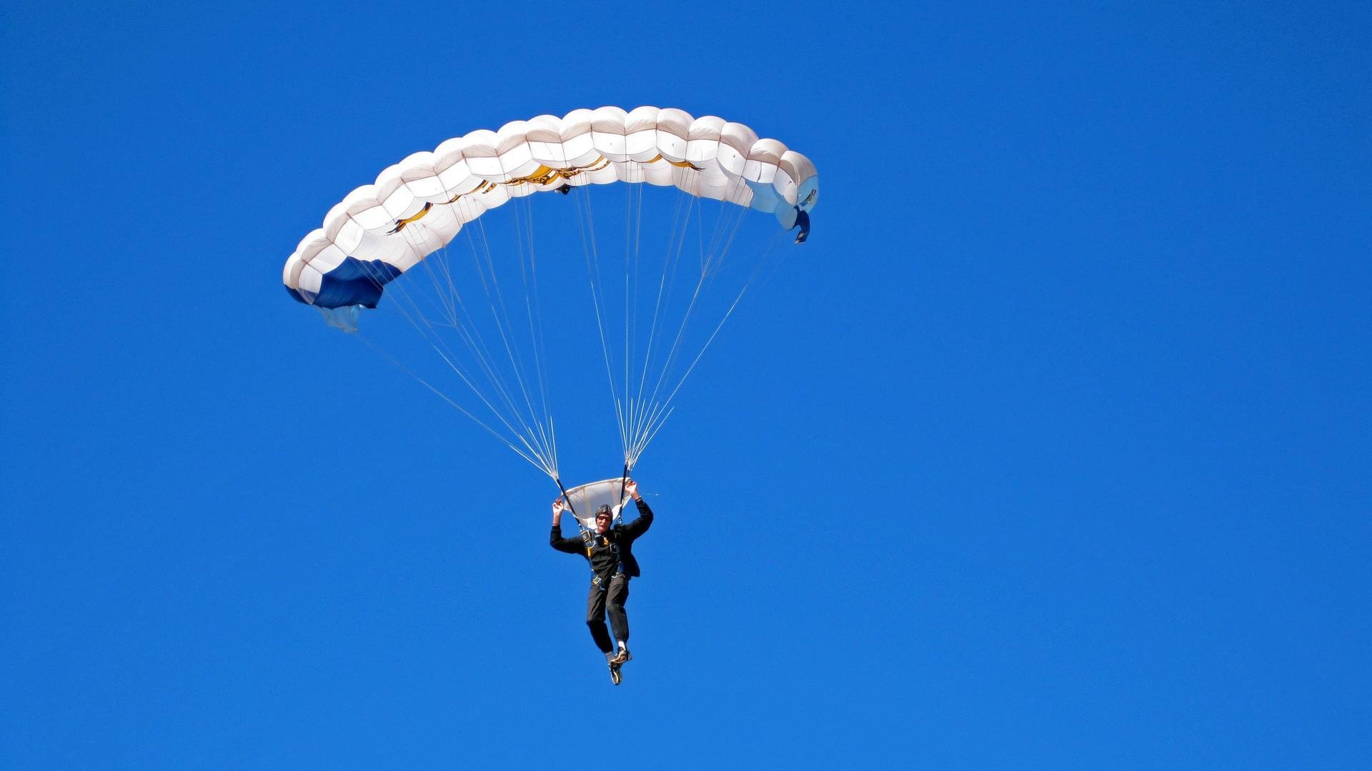 F1年度争冠之夜，克瓦拉茨赫利亚关键战不手软，当赛道英雄与绿茵传奇相遇