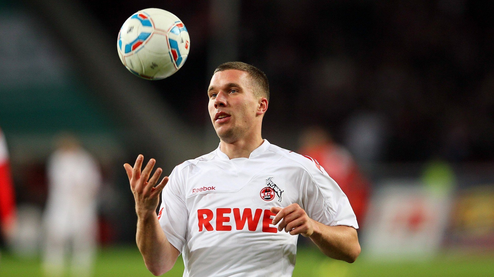 从喀麦隆到国家德比，足球世界的双线叙事与唯一性瞬间