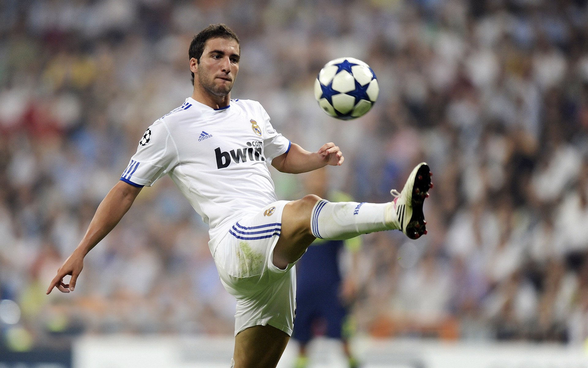 红魔的第二战场，当曼联的争冠意志在雷恩的雨夜与皮克的F1街道赛奇妙共振